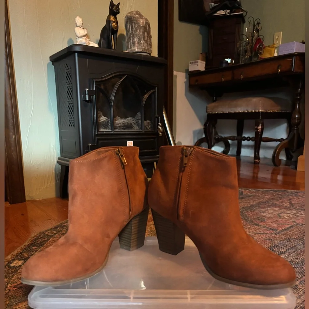 Old Navy Camel Heeled Ankle Boots Size 7 - Picture 2 of 9